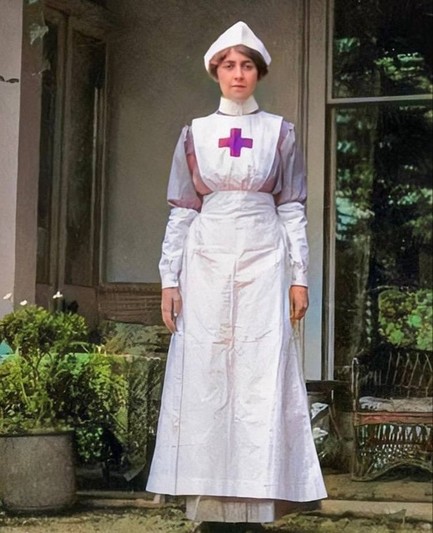 Agatha Christie in Schwesterntracht des Britischen Roten Kreuzes