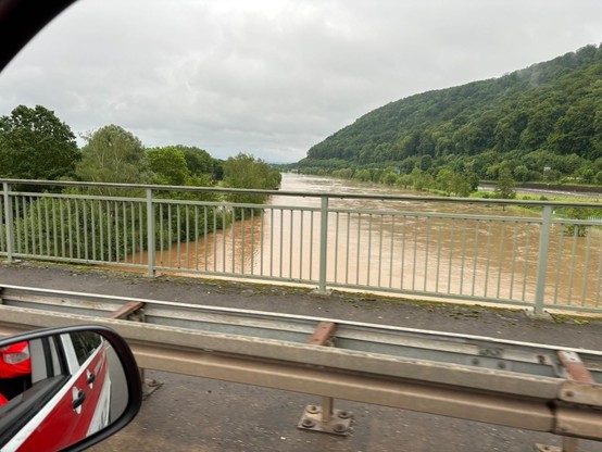 Blick von einer Brücke im Hochwassergebiet